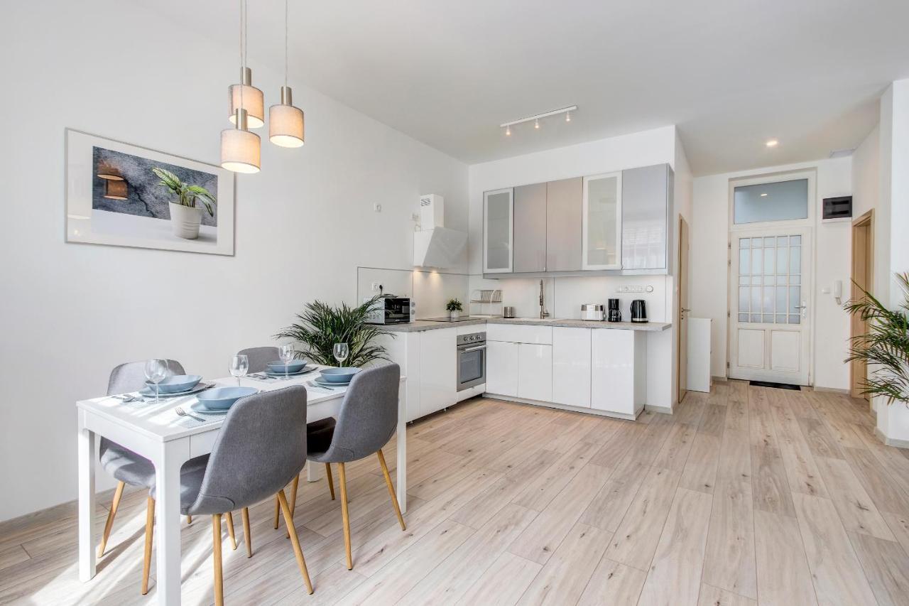 Rozsa Apartment *